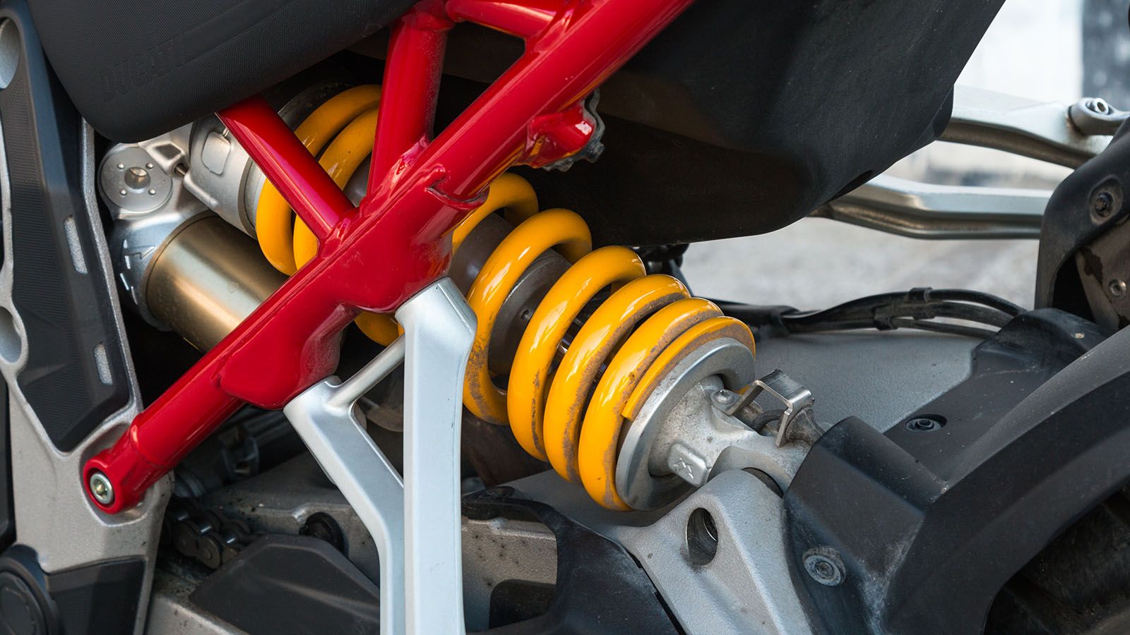 Οι πλήρως ρυθμιζόμενες αναρτήσεις της Marzocchi έχουν ηλεκτρονική ρύθμιση απόσβεσης κατά τη συμπίεση και επαναφορά μέσω του συστήματος Ducati Skyhook 