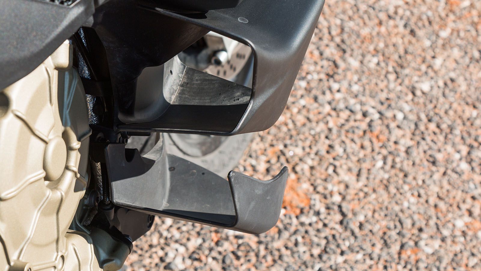 Τα μικρά φτερά και στις δύο πλευρές του κινητήρα εξασφαλίζουν επαρκή θερμική και αεροδυναμική προστασία.