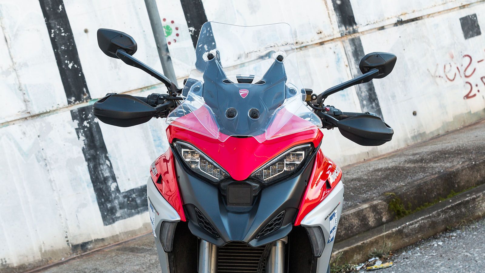 Το εμπρός μέρος είναι γνώριμο από τα υπόλοιπα μέλη της οικογένειας Ducati, με τους μακρόστενους προβολείς να υπερτονίζονται από τις DRL βλεφαρίδες στο