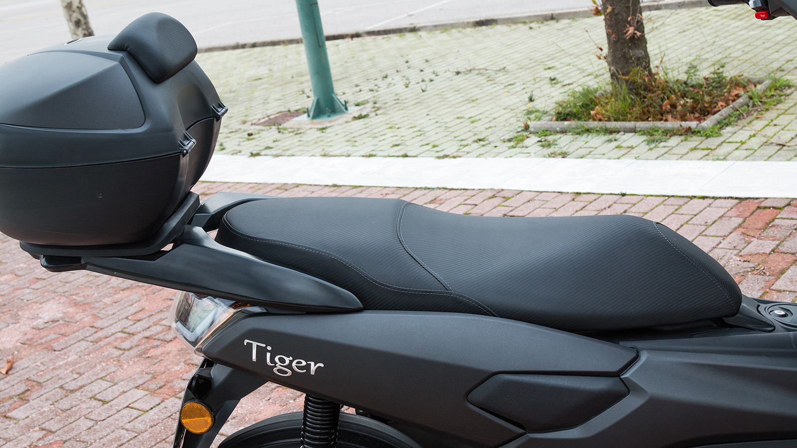 Η σέλα είναι κάπως σκληρή, αλλά η στήριξη που προσφέρει περισσεύει και η άνεση ικανοποιεί στην αστική χρήση. Χαράς ευαγγέλια για τον συνεπιβάτη, η πλά