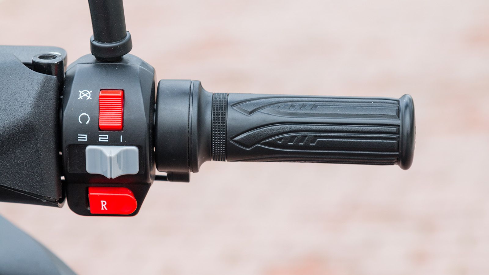 Οι διακόπτες και τα πλήκτρα είναι επαρκείς ποιοτικά και λειτουργικά για το ρόλο τους. 