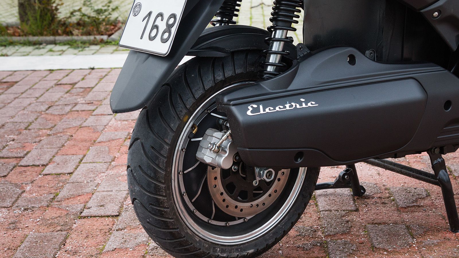 Ο ηλεκτροκινητήρας είναι στο κέντρο του εμπρός τροχού. Τα δύο αμορτισέρ έχουν ρυθμιζόμενη προφόρτιση, ενώ το λογότυπο Electric θυμίζει διακριτικά την 