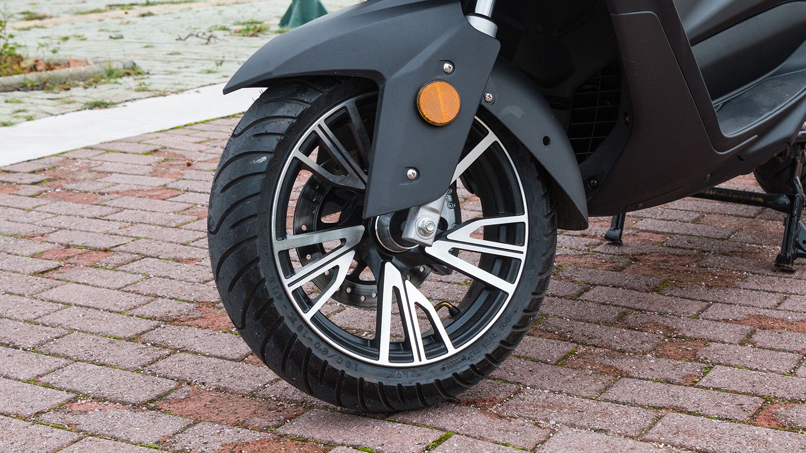 Ιδιαίτερα ενδιαφέρον το σχέδιο της εμπρός ζάντας. 