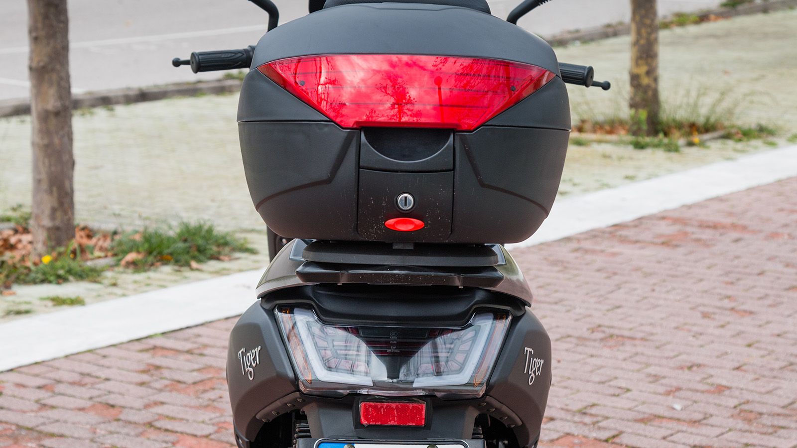 Όμορφο το LED φωτιστικό πίσω.  Το top box χωρά ένα κράνος full face με άνεση. 