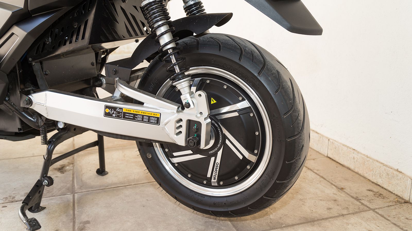 Ηλεκτροκινητήρας: Ο Brushless ηλεκτροκινητήρας των 6.000W είναι τοποθετημένος στο κέντρο του πίσω τροχού και πετυχαίνει τελική 129 χλμ./ώρα! Πηγή τροφ