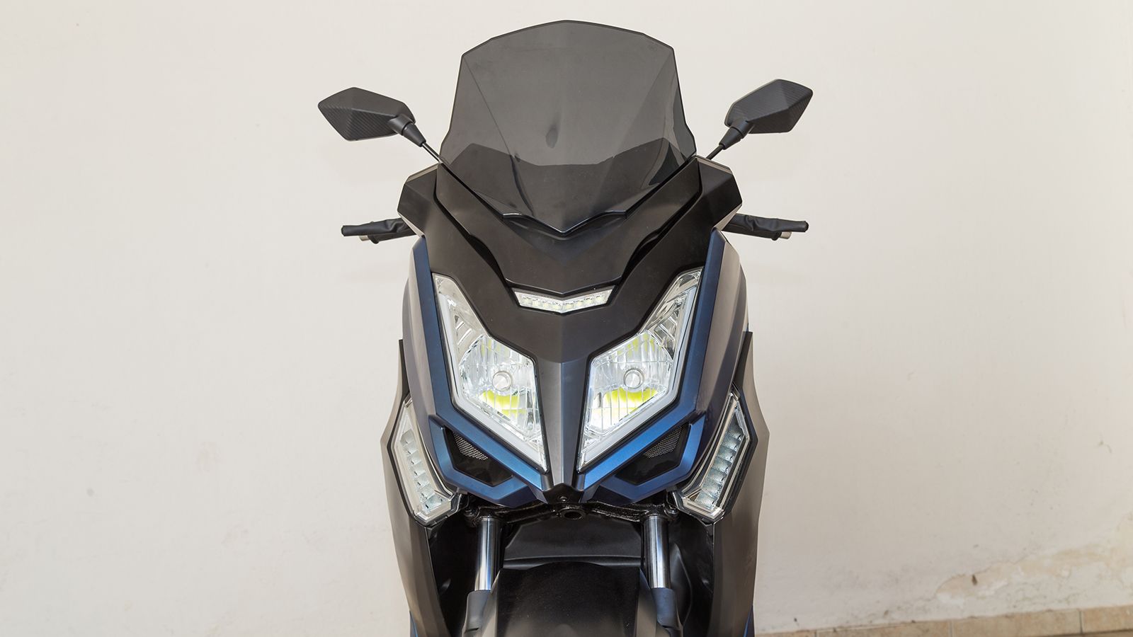 Εμπρός φωτιστικό σώμα: Οι τεθλασμένου σχήματος προβολείς σε συνδυασμό με τη ψηλή ζελατίνα, σχηματίζουν μια μεγάλη και επιβλητική μετωπική επιφάνεια, ε