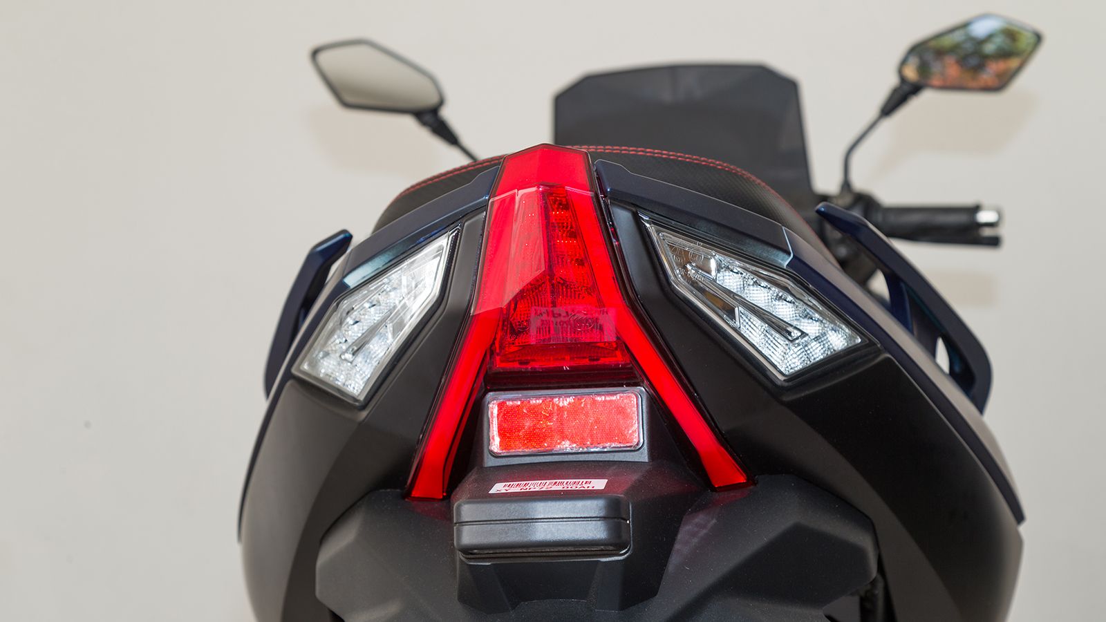 Πίσω φωτιστικό σώμα: Στο πίσω μέρος, το τριγωνικό φανάρι συμβάλει  τα μέγιστα στη δημιουργία μυτερής ανασηκωμένης ουράς, ενώ ο φωτισμός είναι παντού τ