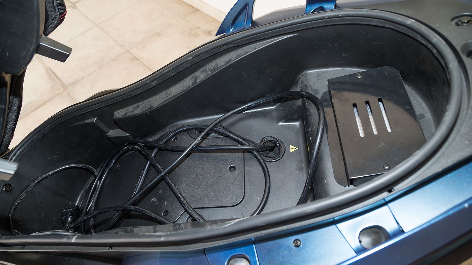 Αποθηκευτικός χώρος: Ο χώρος κάτω από αυτή μπορεί να φιλοξενήσει ένα full face κράνος αλλά και αρκετά αντικείμενα. Εκεί βρίσκεται και το πρακτικό καλώ