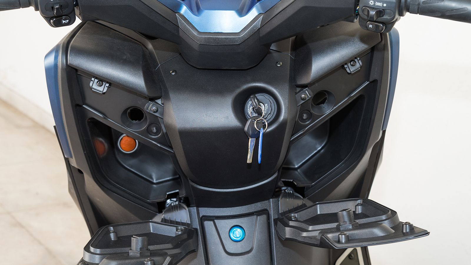 Ντουλαπάκια:  Τα δύο ντουλαπάκια στο εσωτερικό της ποδιάς κλειδώνουν για μεγαλύτερη ασφάλεια, ενώ στο αριστερό εξ αυτών υπάρχει και υποδοχή φόρτισης γ