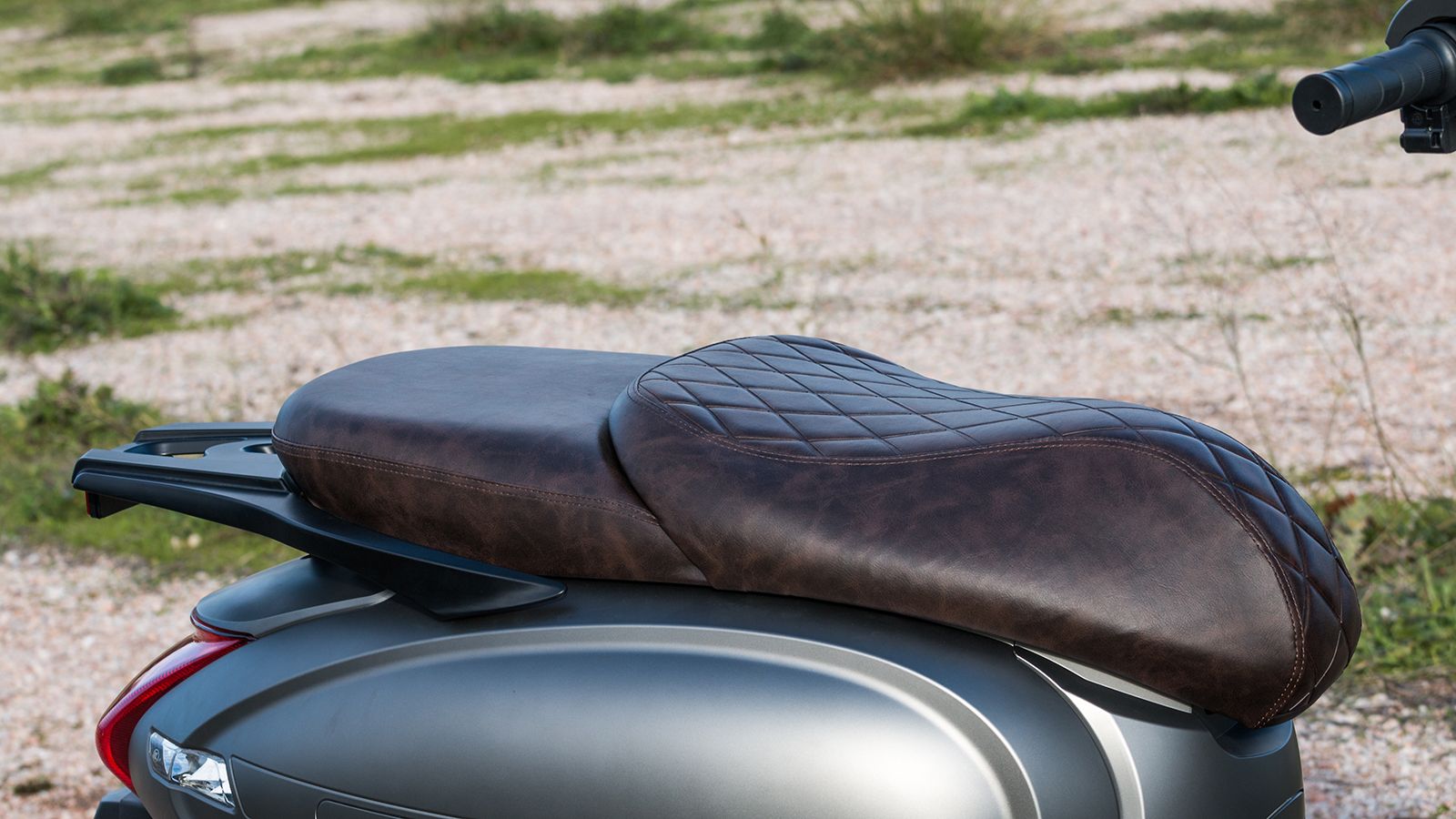 Φανερές οι custom νότες στην σέλα δύο τμημάτων. Απόλυτα επαρκής η άνεση που προσφέρει. 