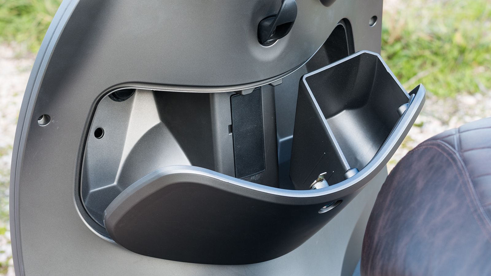 Αρκετά ευρύχωρο το εμπρός ντουλαπάκι με την θύρα ρεύματος USB. Το κλείδωμα του με το κλειδί σημαίνει ότι κατά την κίνηση, παραμένει πάντα κλειστό. 