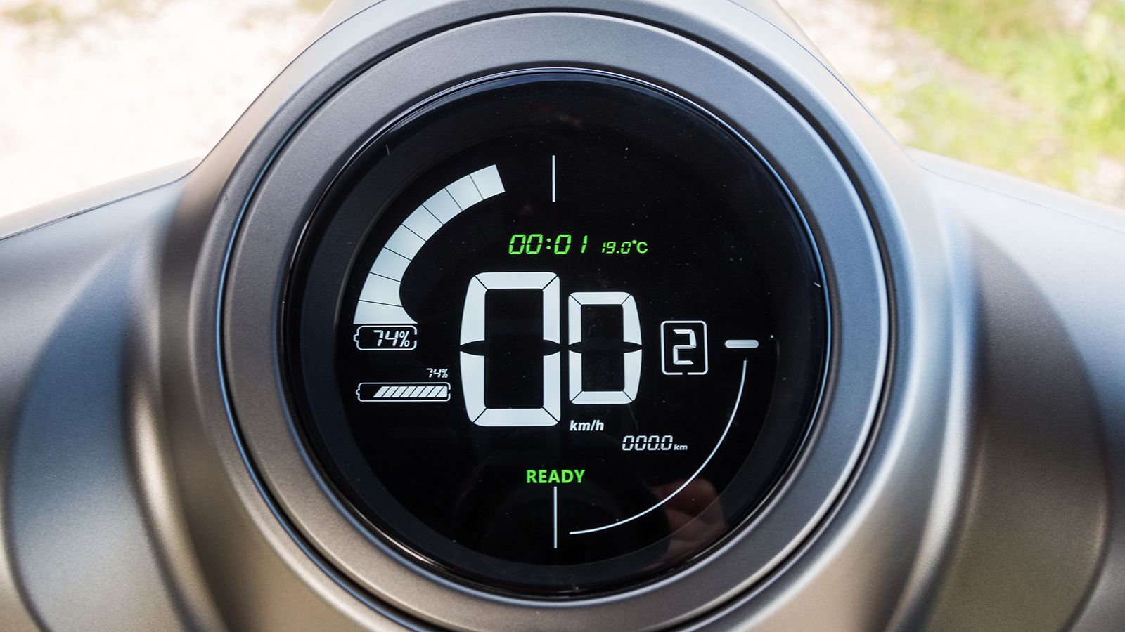 Όμορφη αισθητικά η LCD οθόνη που περιλαμβάνει όλα τα απαραίτητα. 