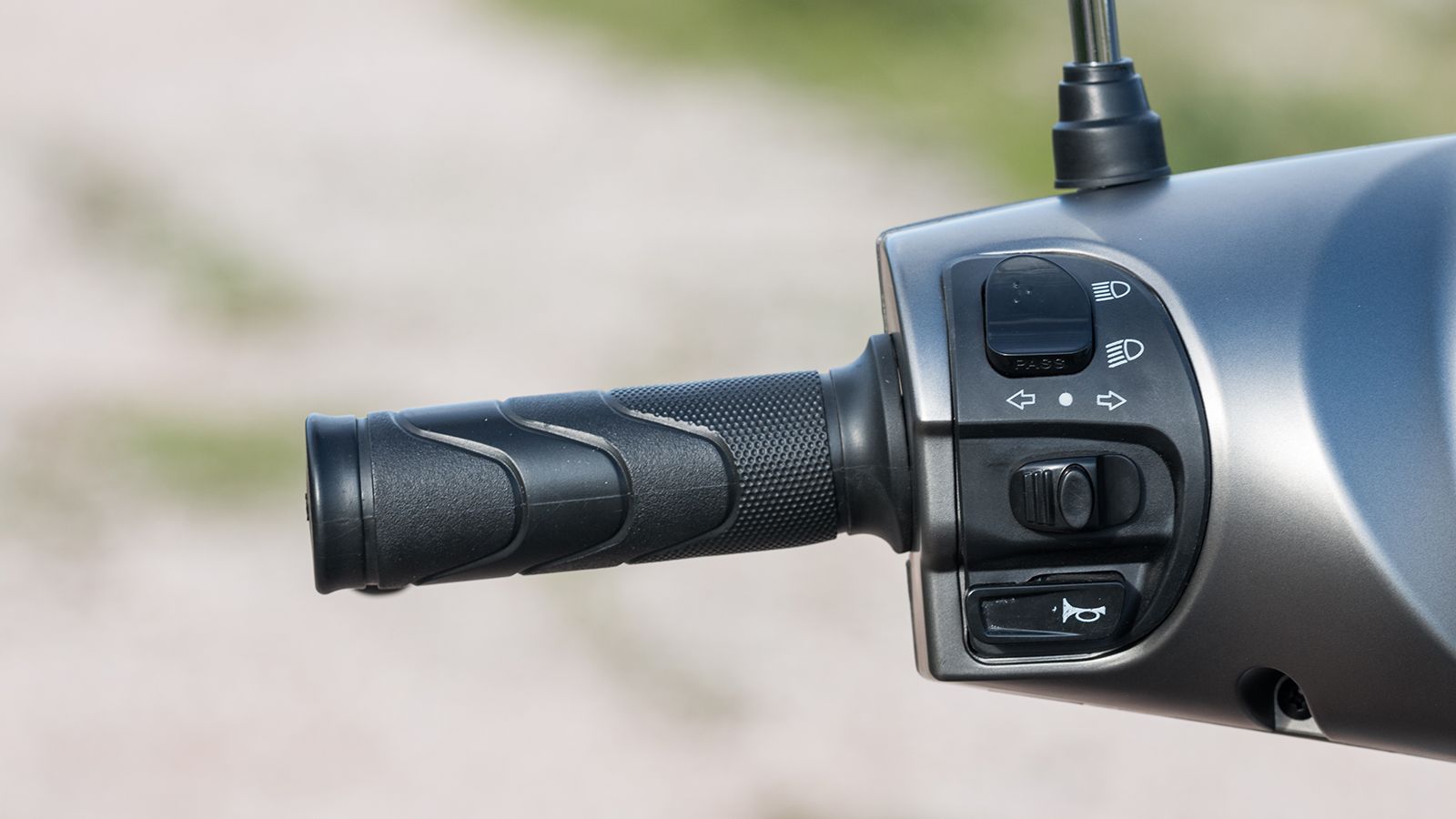 Οι διακόπτες ικανοποιούν ποιοτικά και εργονομικά. Το «κέντρο ελέγχου» του μοτέρ βρίσκεται στο δεξί γκριπ του γκαζιού. 