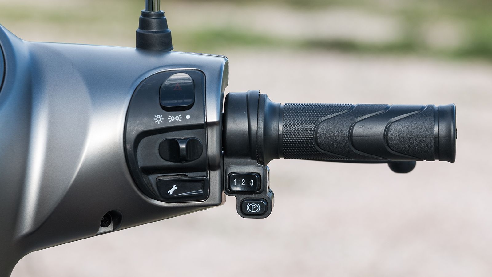 Οι διακόπτες ικανοποιούν ποιοτικά και εργονομικά. Το «κέντρο ελέγχου» του μοτέρ βρίσκεται στο δεξί γκριπ του γκαζιού. 