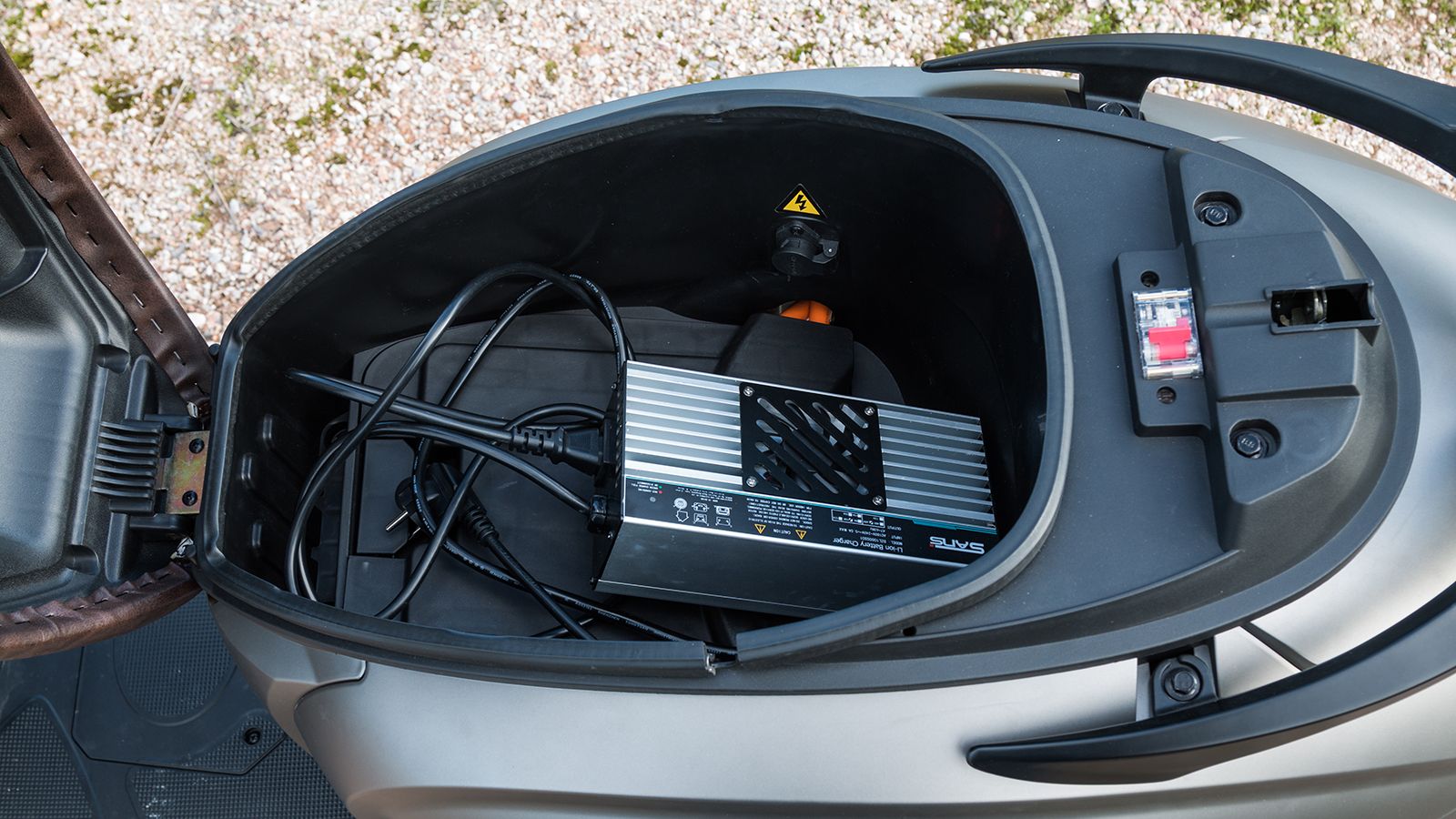 Μπορεί να μην χωρά κράνος, όμως ο χώρος κάτω από την σέλα είναι ιδιαίτερα ευρύχωρος για πληθώρα αντικειμένων. Ακριβώς από κάτω του βρίσκονται οι δύο μ