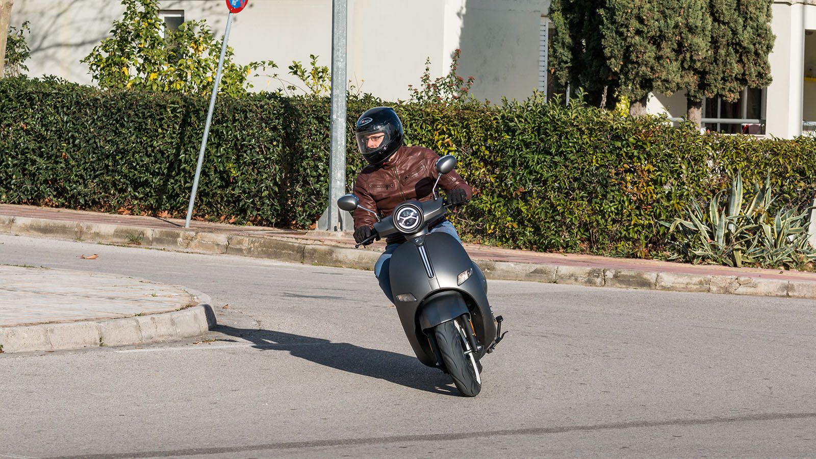 Ευκολία χειρισμών, εμπιστοσύνη στο δρόμο και καλό φρενάρισμα χαρακτηρίζουν το S6. 