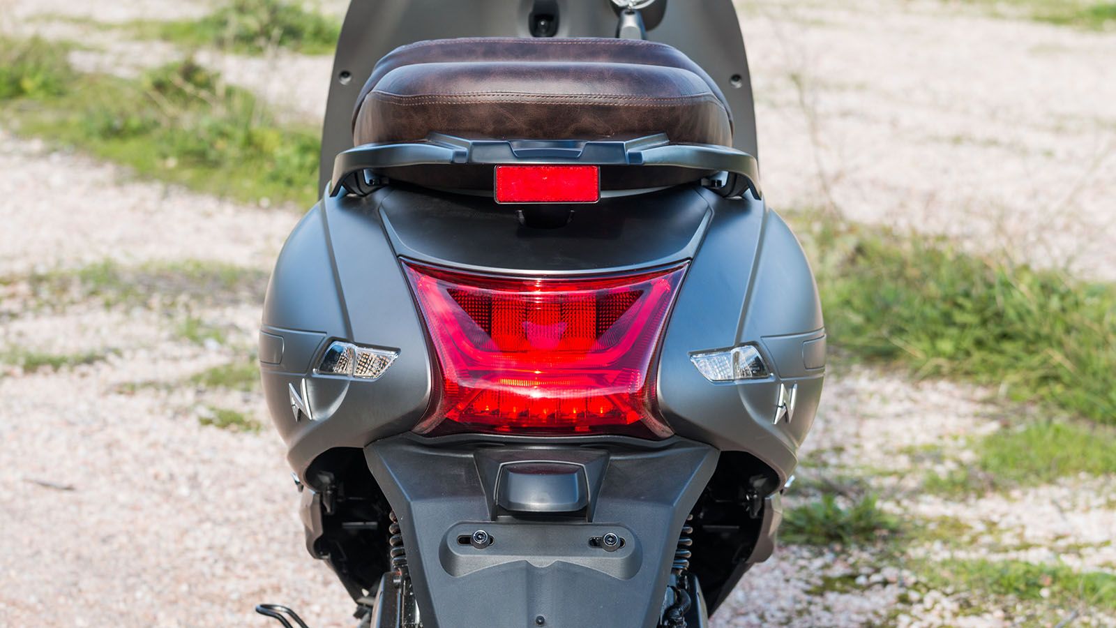 Το πίσω μέρος με το ιδιαίτερα μεγάλο πίσω φωτιστικό. Κομψότατα τα φλας και η τοποθέτηση τους. 