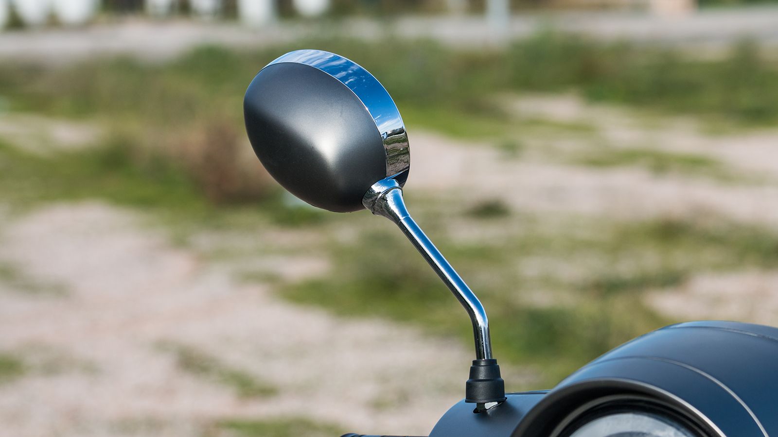 Χρώμιο στα σημεία για τους καθρέπτες, σε μια ακόμα ρετρό νότα. 