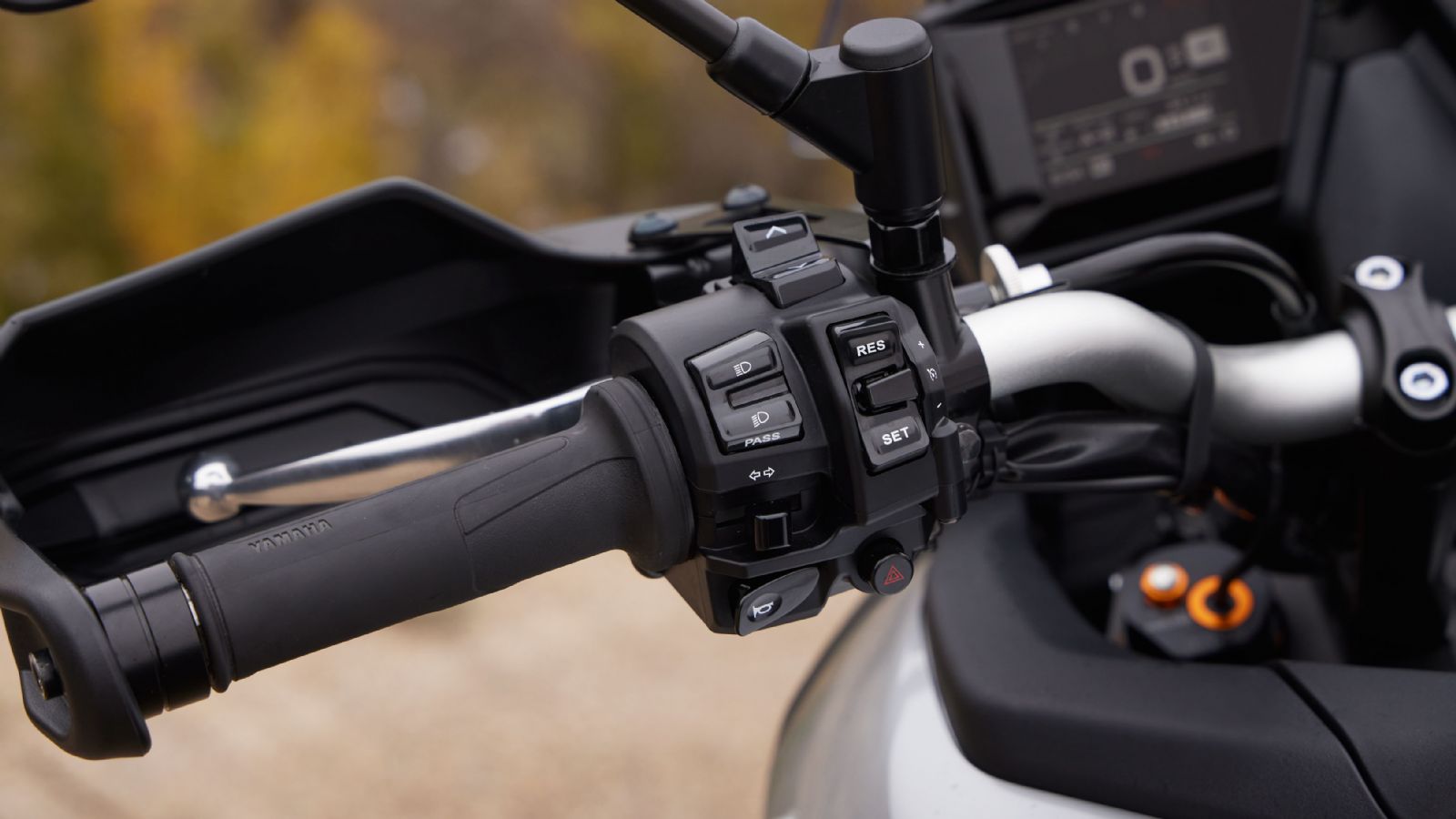 Από τους διακόπτες επιλέγεις μια από τις 4 λειτουργίες του D-MODE ενώ ρυθμίζεις και την ευαισθησία των ηλεκτρονικών βοηθημάτων. Αυτά περιλαμβάνουν tra