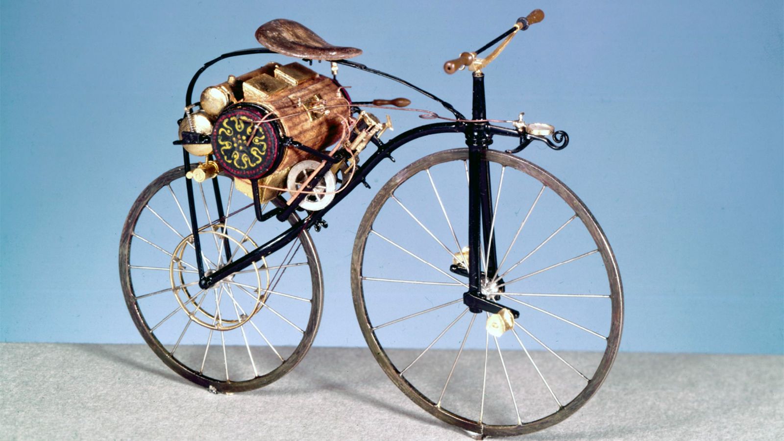 Η ατμοκίνητη Michaux-Perraux που χαρακτηρίζεται από πολλούς ως η πρώτη μοτοσυκλέτα στην ιστορία.