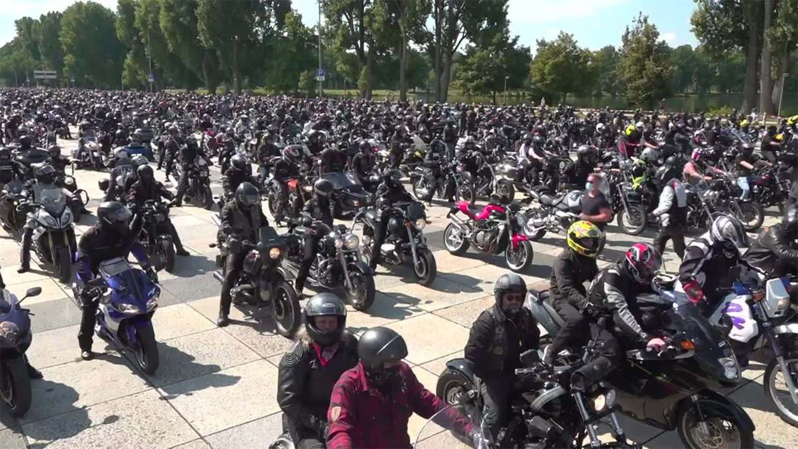 Στιγμιότυπο από διαμαρτυρία Γερμανών αναβατών για τα νέα μέτρα. 