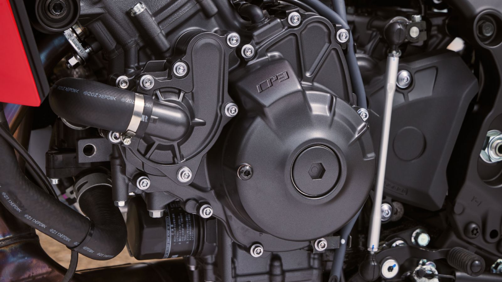 O CP3 κινητήρας καλύπτει τις προδιαγραφές Euro 5 αγγίζοντας πλέον τα 889 κυβικά. Με 119 ίππους, περισσότερη ροπή στο χαμηλο-μεσαίο φάσμα στροφών και ο