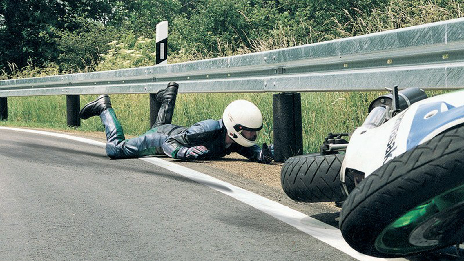 2021 και ακόμα οι μπαριέρες σε κόβουν στα δύο (+video)