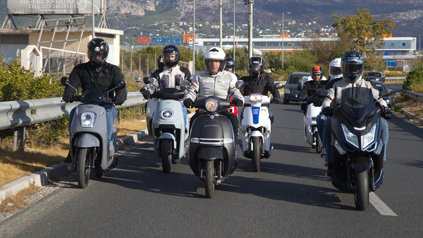 9 ηλεκτρικά scooterst στους δρόμους της Αθήνας, για ένα τεράστιο test αντοχής και αυτονομίας.