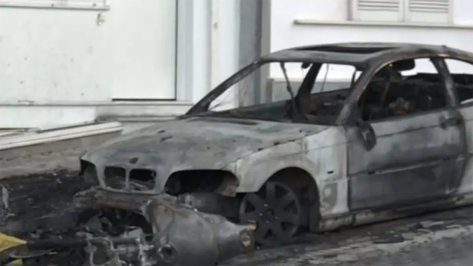 Φωτογραφία από το σημείο της εμπρηστικής επίθεσης (protothema.gr).