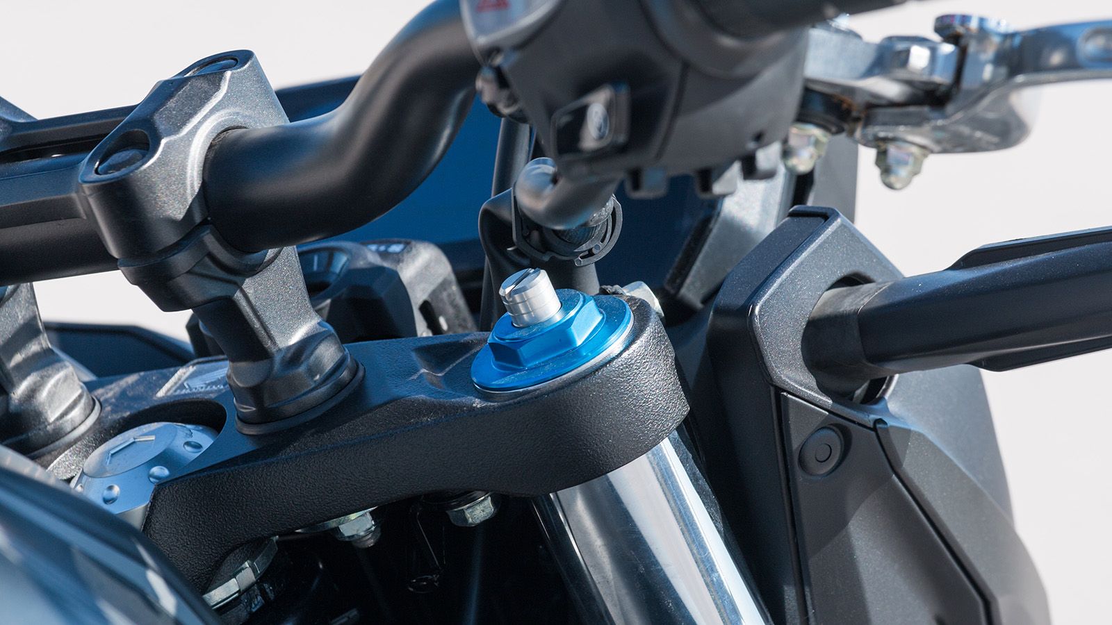 Πολύ ευχάριστη έκπληξη, το ρυθμιζόμενο σε προφόρτιση πιρούνι του CB500F, θα βοηθήσει πιο απαιτητικούς αναβάτες να το φέρουν στα μέτρα τους. 