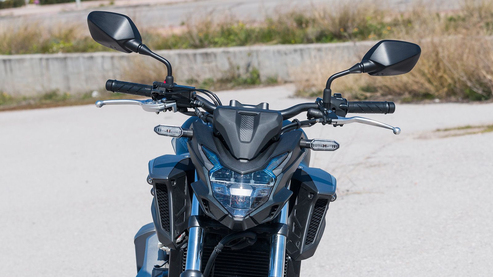 Τα σπορ γονίδια δεν κρύβονται, όταν κοιτάς το μοντέλο από μπροστά αλλά και από προφίλ. Εννοείται LED ο προβολέας, όπως και τα φλας. 