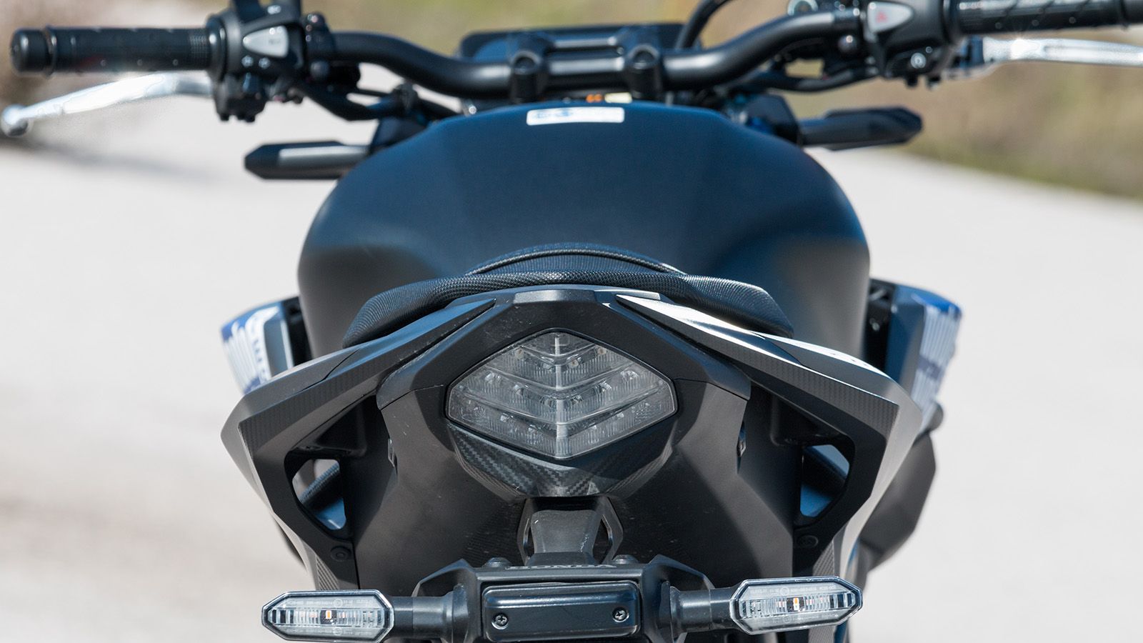 LED και το πίσω φωτιστικό σώμα.