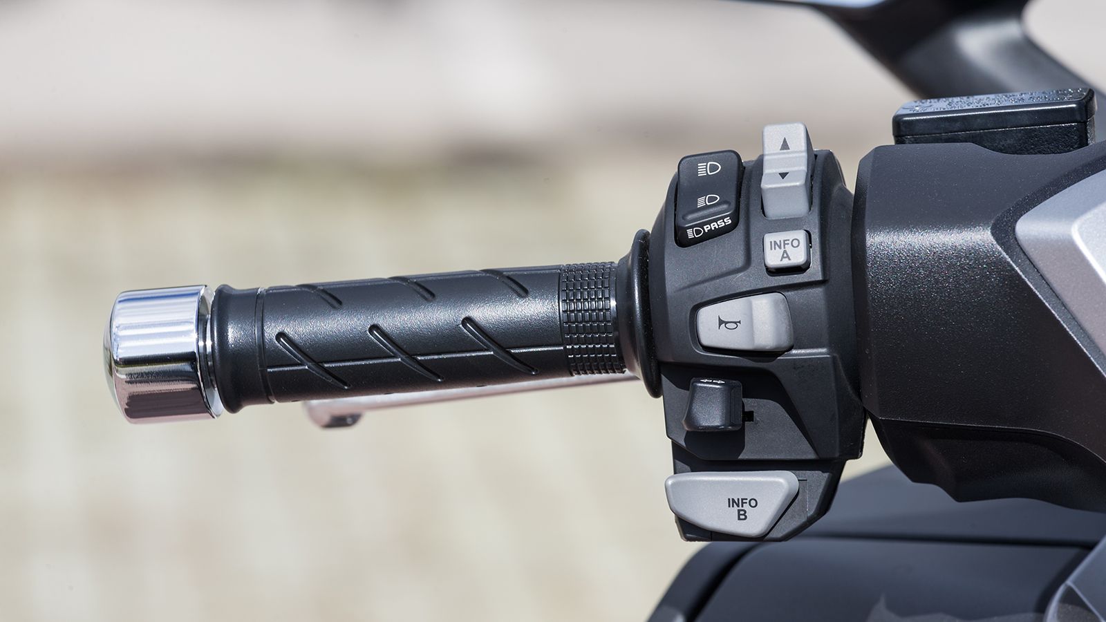 Κλασική διάταξη Honda στους διακόπτες με τοποθέτηση της κόρνας ψηλά. Η ζελατίνα ρυθμίζεται ηλεκτρικά από το αριστερό χειριστήριο.