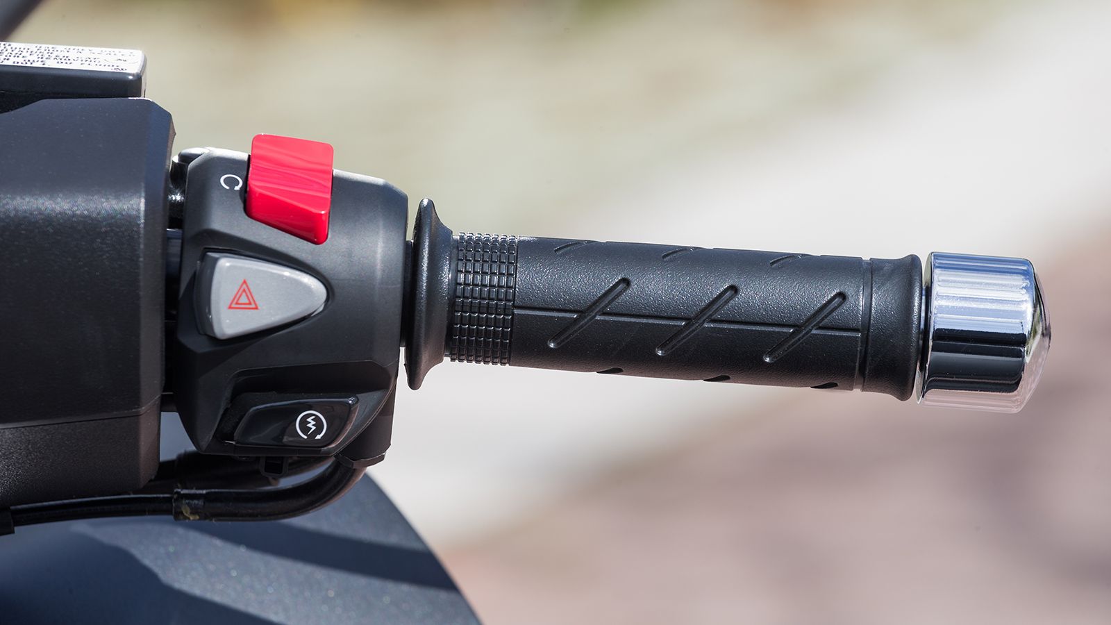 Κλασική διάταξη Honda στους διακόπτες με τοποθέτηση της κόρνας ψηλά. Η ζελατίνα ρυθμίζεται ηλεκτρικά από το αριστερό χειριστήριο.