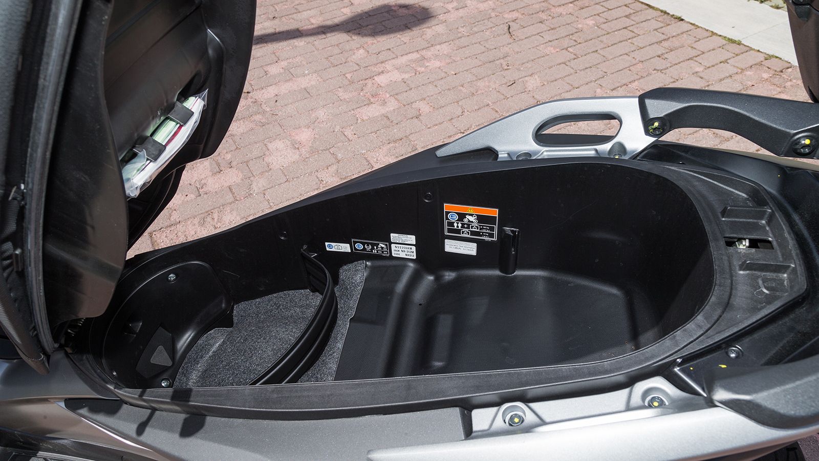 Χώρος: Ο αποθηκευτικός χώρος κάτω από τη σέλα μπορεί να φιλοξενήσει δύο full face κράνη, ενώ διαθέτει δυνατότητα διαχωρισμού καθώς και μια «κρυφή» τσέ