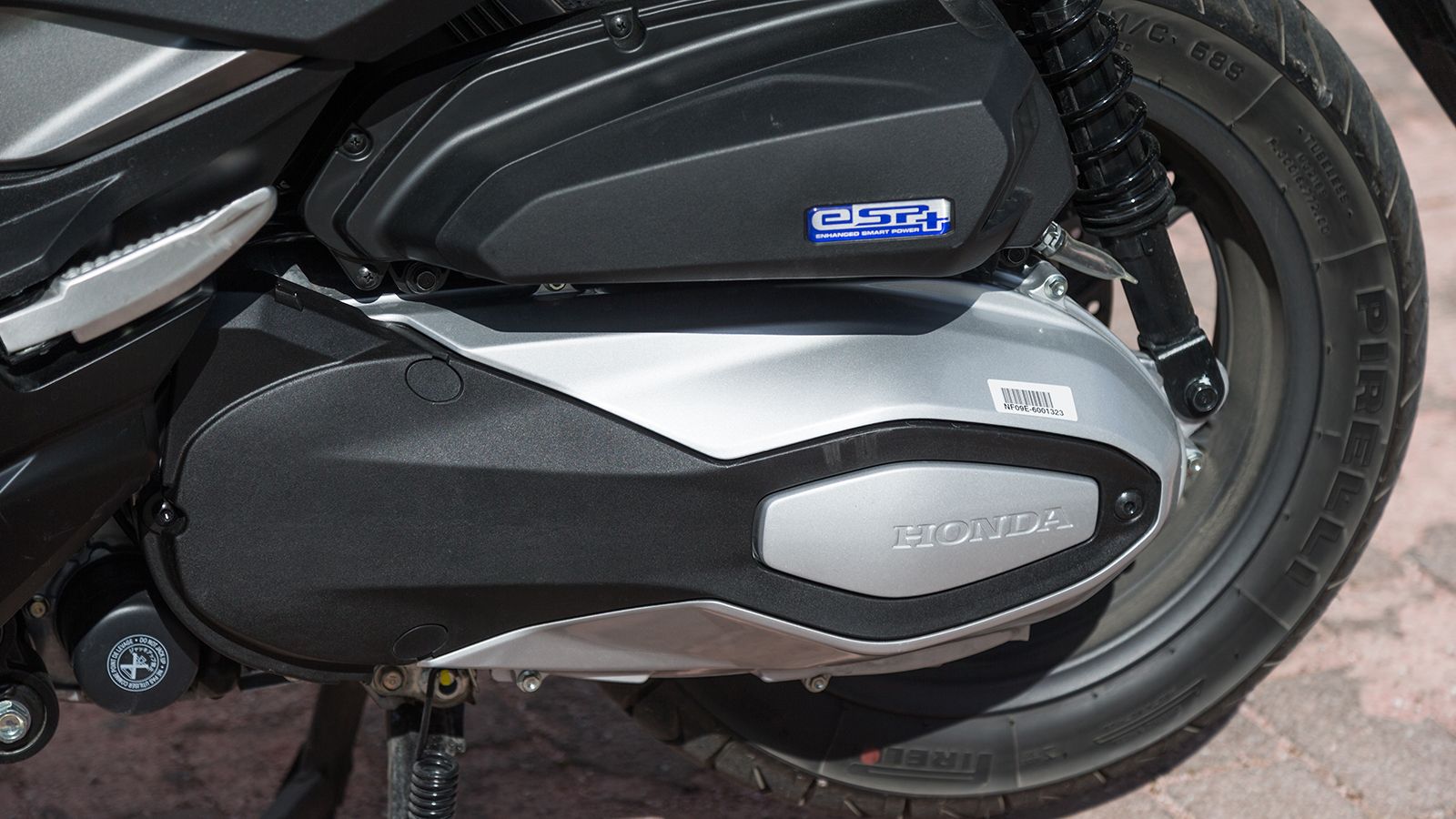 Με αύξηση κυβισμού στα 330 κ.εκ, ο υγρόψυκτος μονοκύλινδρος αποδίδει πλέον 29,2 ίππους, ενώ έχει κατασκευαστεί με την τεχνολογία ESP+ (Enhanced Smart 