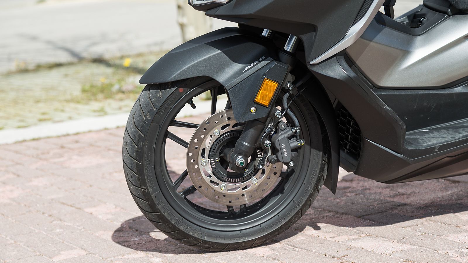 Το τηλεσκοπικό πιρούνι των 33 χιλιοστών μεταφέρει με ακρίβεια τις πληροφορίες στον αναβάτη, ενώ η διπίστονη δαγκάνα της Nissin συνεργάζεται άψογα με τ