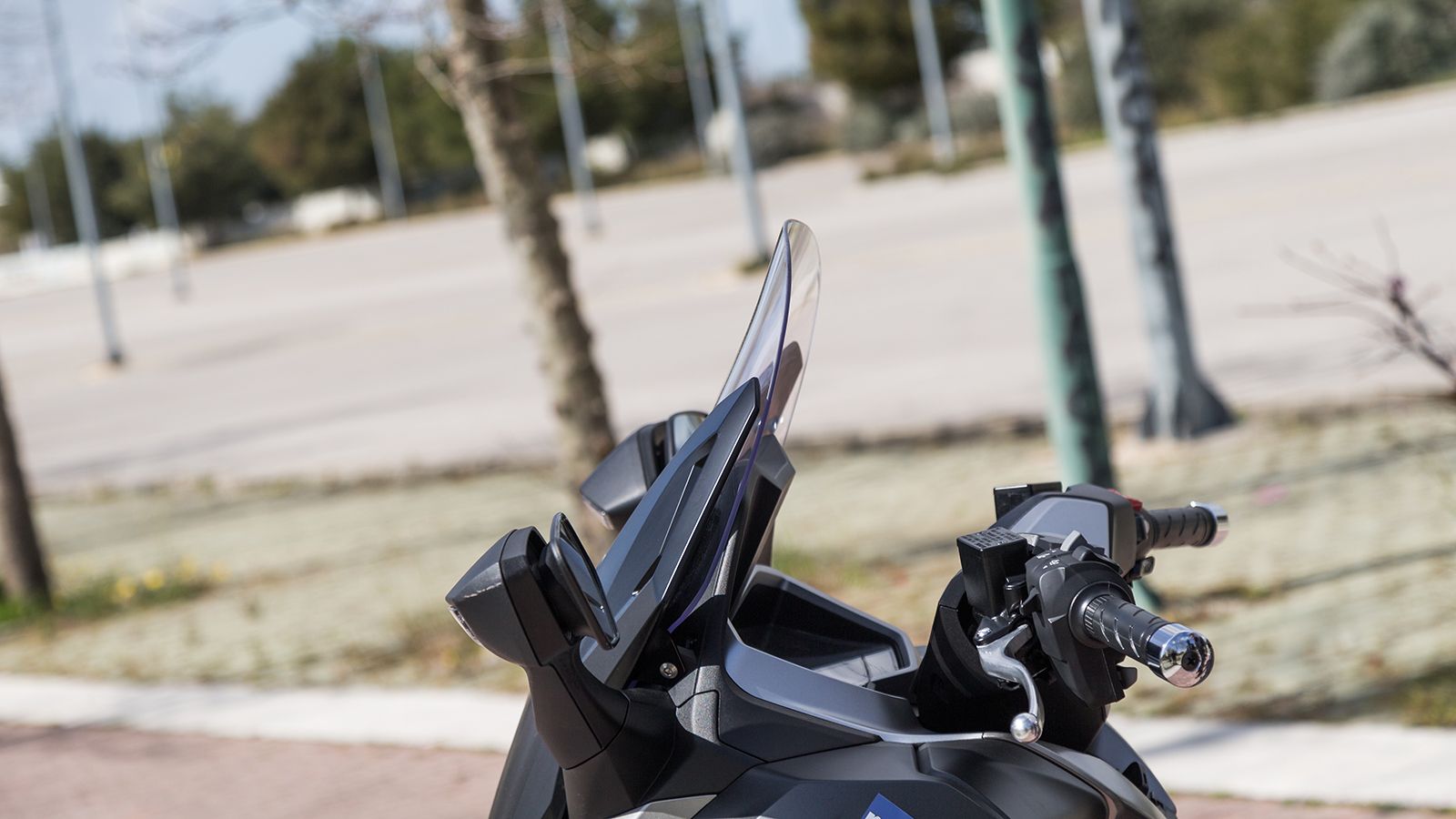 Η ανασχεδιασμένη ζελατίνα με το αυξημένο εύρος ρύθμισης-επιπλέον 40 χιλιοστά- παρέχει απόλυτη προστασία σε μεγάλες ταχύτητες εκτός πόλης.