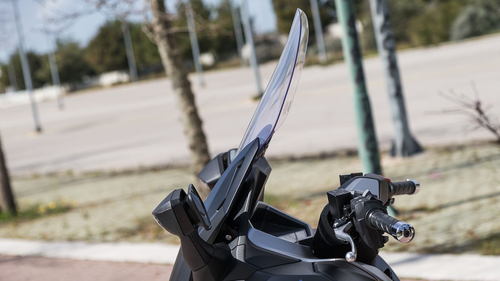 Η ανασχεδιασμένη ζελατίνα με το αυξημένο εύρος ρύθμισης-επιπλέον 40 χιλιοστά- παρέχει απόλυτη προστασία σε μεγάλες ταχύτητες εκτός πόλης.