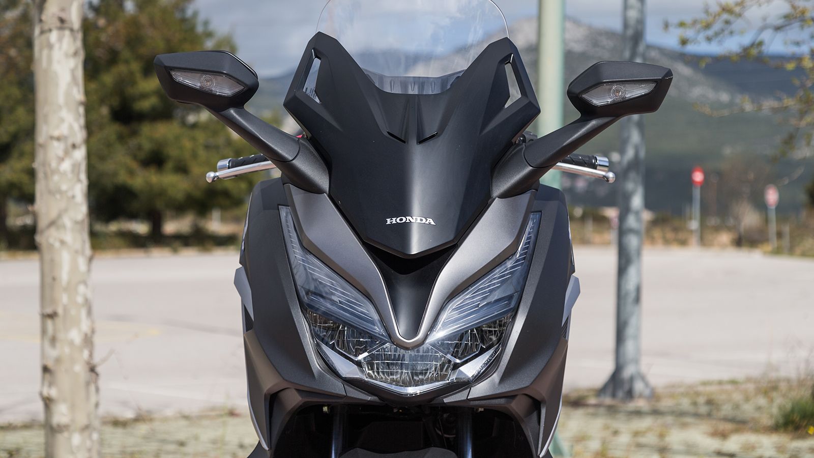 Βασισμένο στην ήδη επιτυχημένη συνταγή της σειράς Forza, το νέο scooterτης Honda προσφέρει τόνους πρακτικότητας και άνεσης συνοδευόμενα από ένα πλούσι