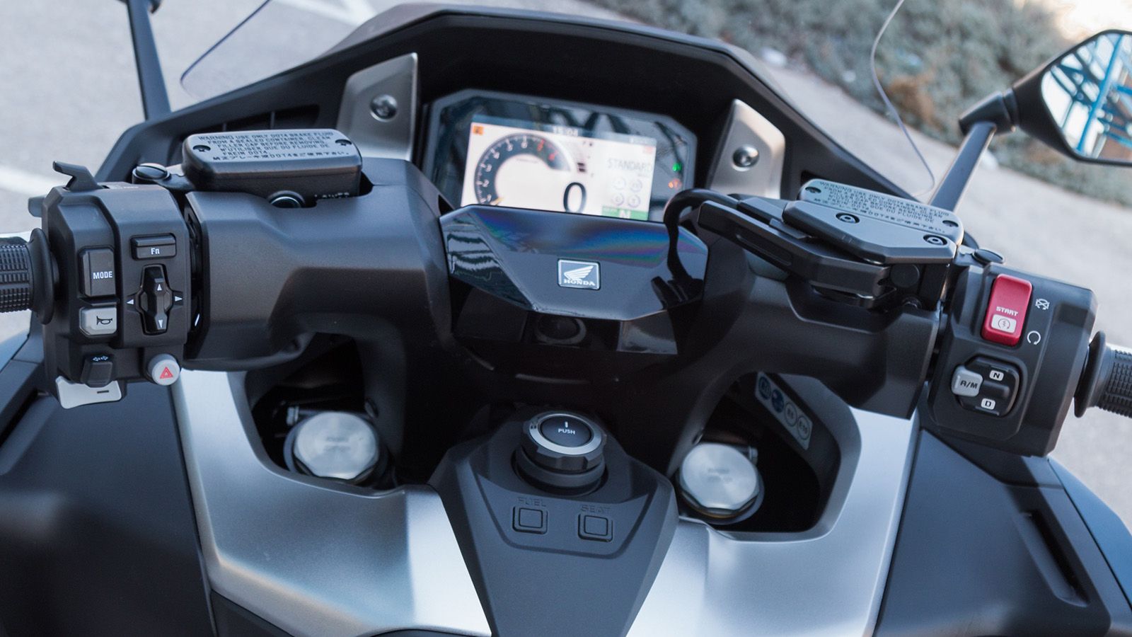 Στην έγχρωμη TFT οθόνη 5 ιντσών έχει ενσωματωθεί το σύστημα διασύνδεσης Honda Smartphone Voice Control. Ο αναβάτης συνδέεται με το smartphone του μέσω
