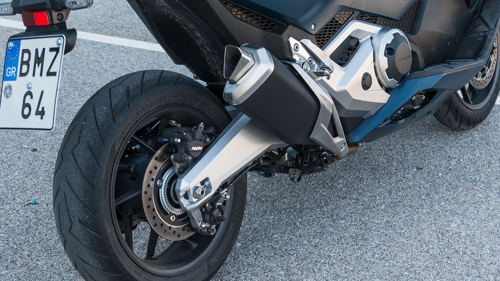 Γνώριμη εικόνα στο πίσω μέρος, με 15αρη τροχό και τελικό εξάτμισης ακριβώς όπως και στο X-ADV. Το μονοκόμματο αλουμινένιο ψαλίδι σε συνδυασμό με το με