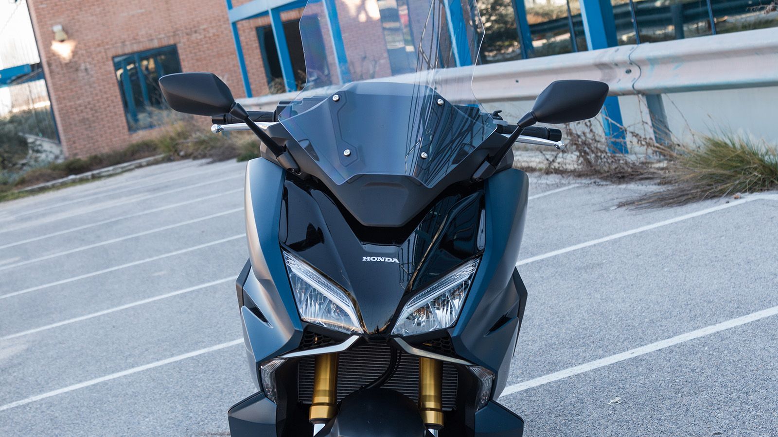 Ο διπλός μακρόστενος LED προβολέας με τα ενσωματωμένα φώτα ημέρας θυμίζει αρκετά μοτοσυκλέτα, ενώ η ελαφρώς ανασηκωμένη ουρά θυμίζει έντονα CBR1000 πρ