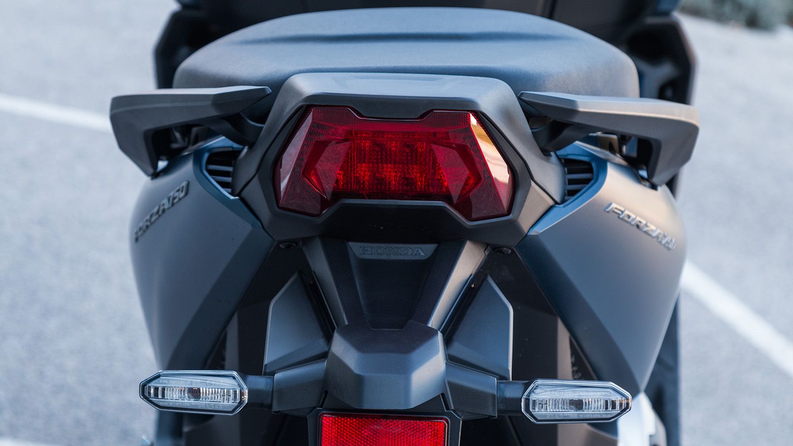 Ο διπλός μακρόστενος LED προβολέας με τα ενσωματωμένα φώτα ημέρας θυμίζει αρκετά μοτοσυκλέτα, ενώ η ελαφρώς ανασηκωμένη ουρά θυμίζει έντονα CBR1000 πρ