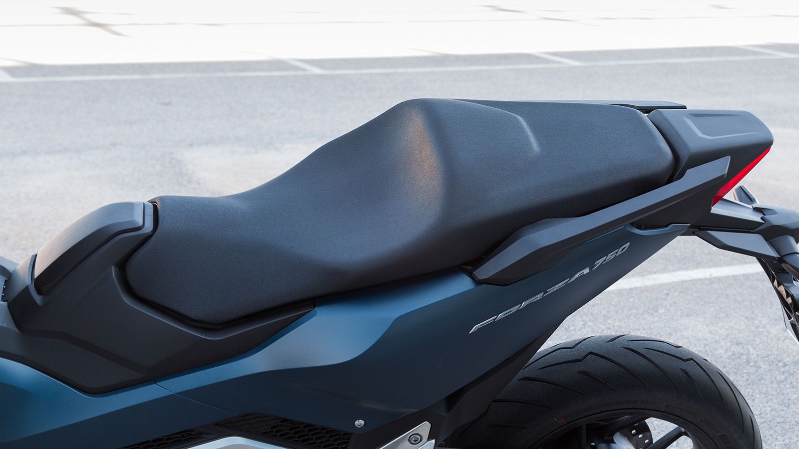 Η σέλα διαθέτει πλούσιο αφρώδες και μεγάλα τμήματα για οδηγό και συνεπιβάτη. Η ανύψωση της γίνεται με υδραυλική υποβοήθηση σε 45 μοίρες γωνία και δίνε