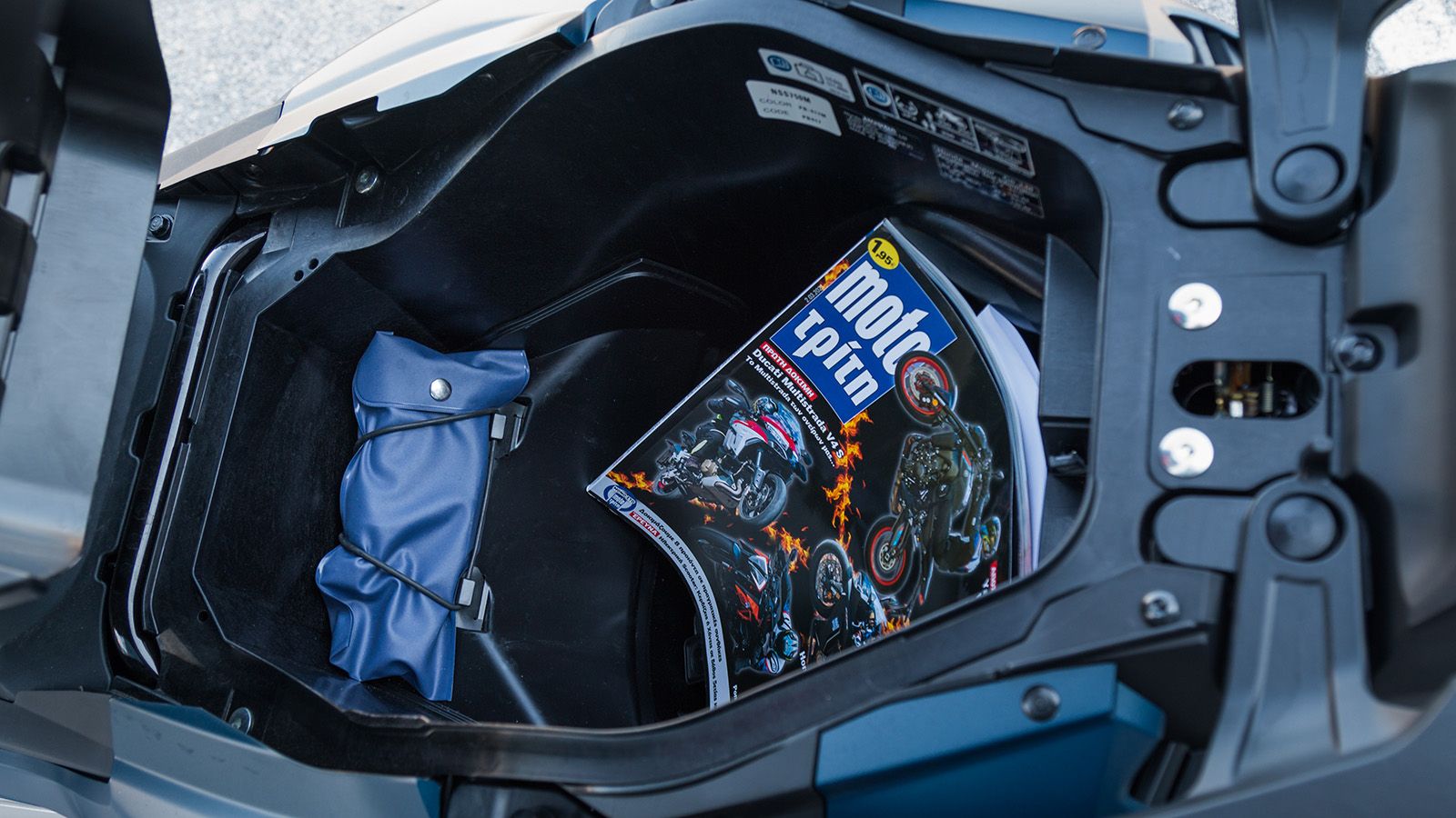 Η σέλα διαθέτει πλούσιο αφρώδες και μεγάλα τμήματα για οδηγό και συνεπιβάτη. Η ανύψωση της γίνεται με υδραυλική υποβοήθηση σε 45 μοίρες γωνία και δίνε