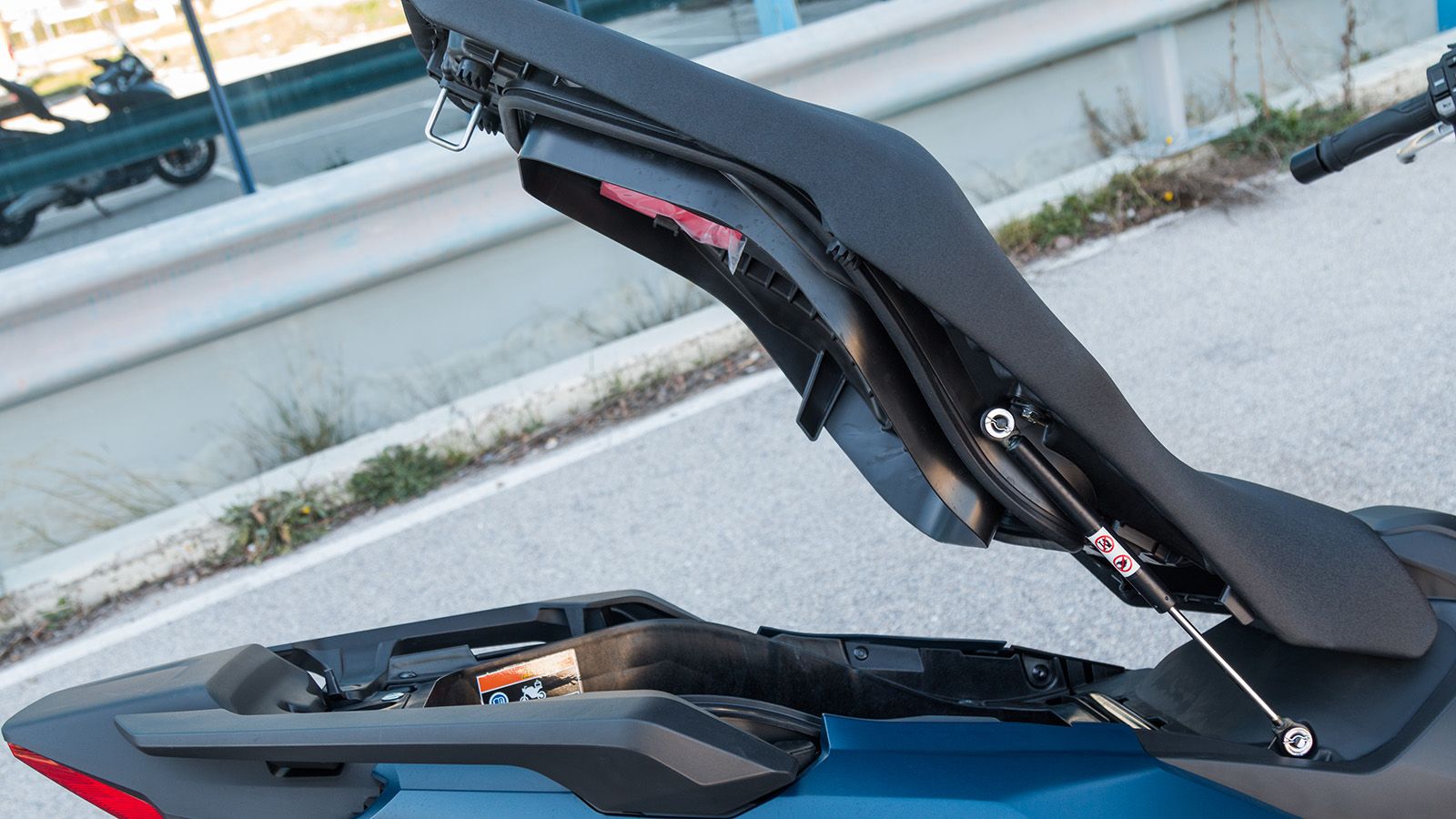 Η σέλα διαθέτει πλούσιο αφρώδες και μεγάλα τμήματα για οδηγό και συνεπιβάτη. Η ανύψωση της γίνεται με υδραυλική υποβοήθηση σε 45 μοίρες γωνία και δίνε