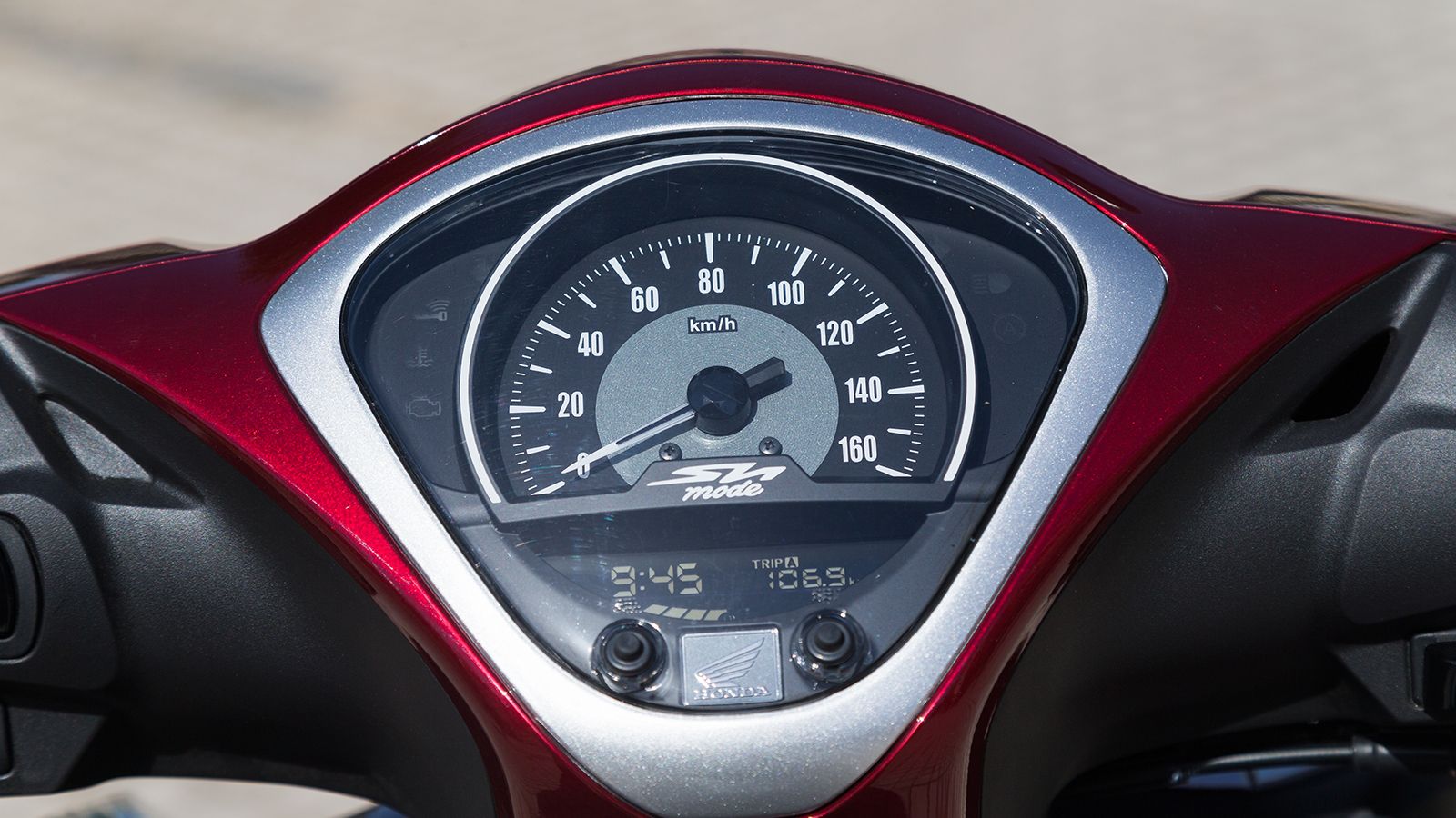 Το μεγάλο αναλογικό κοντέρ δείχνει διαχρονικό, ταιριάζοντας γάντι στον προσανατολισμό του SH Mode. Η οθόνη συμπληρώνει τις ανάγκες απεικόνισης ενδείξε