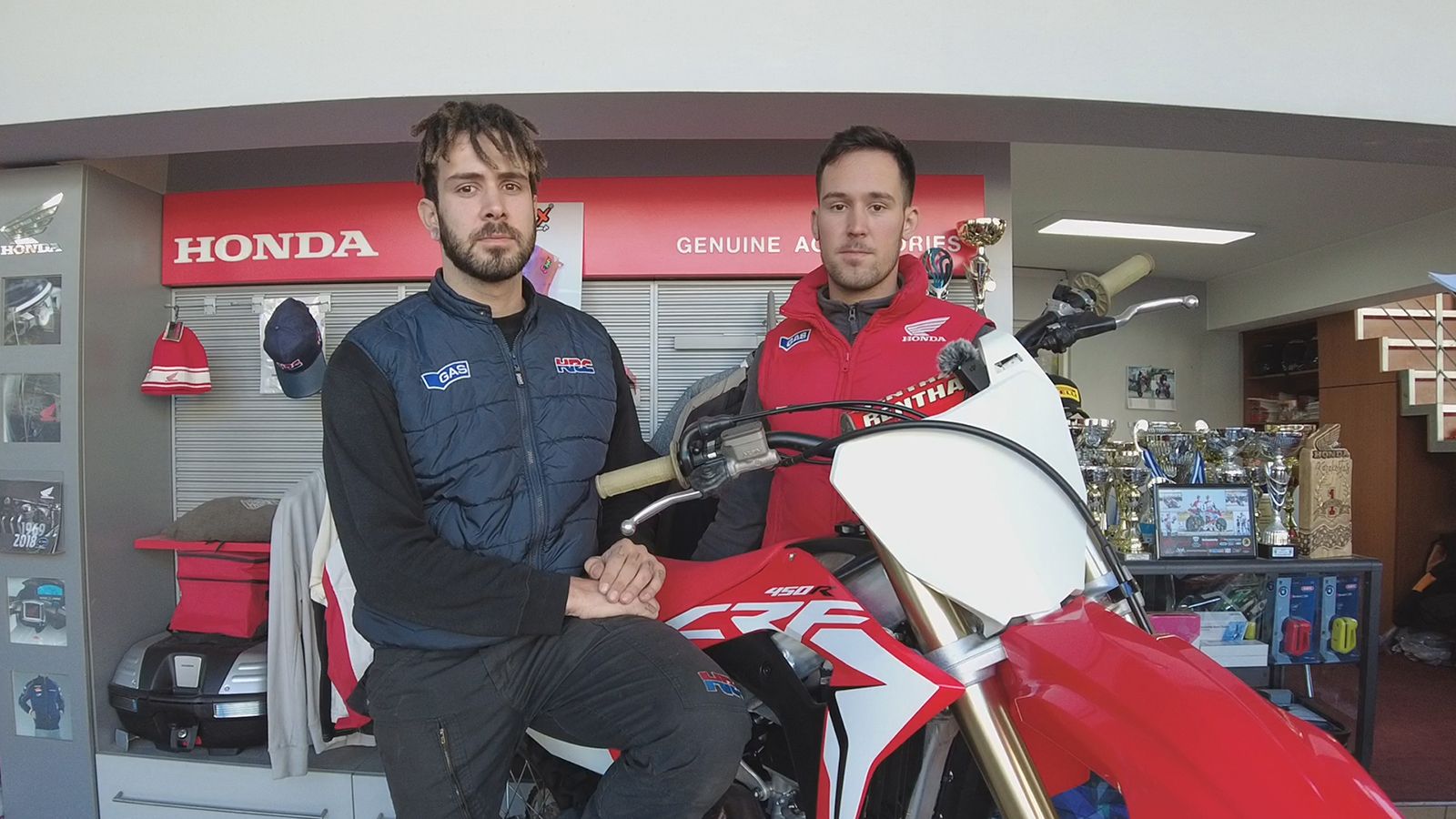 Από αριστερά, ο Νίκος και ο Δημήτρης Καρακώστας.