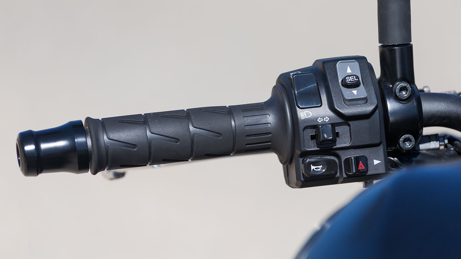 Οι διακόπτες ακολουθούν την «πεπατημένη», χωρίς πολλά χειριστήρια για τα ηλεκτρονικά του μοντέλου. 